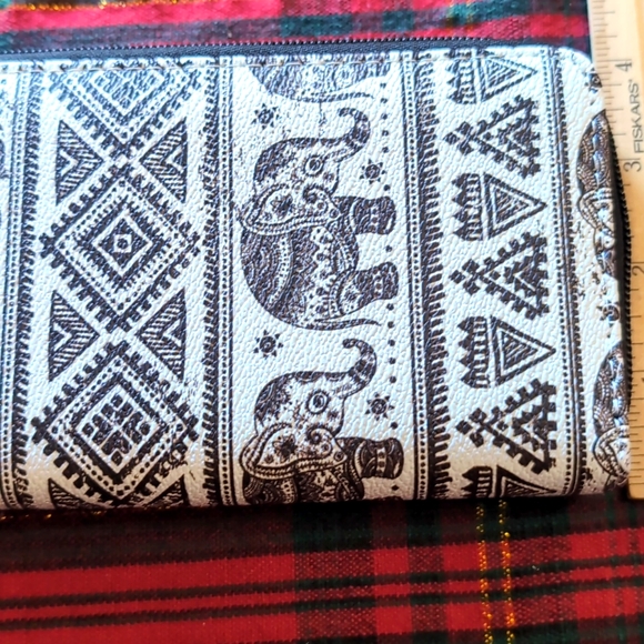 Vegan leather zip around wallet - Picture 4 of 11